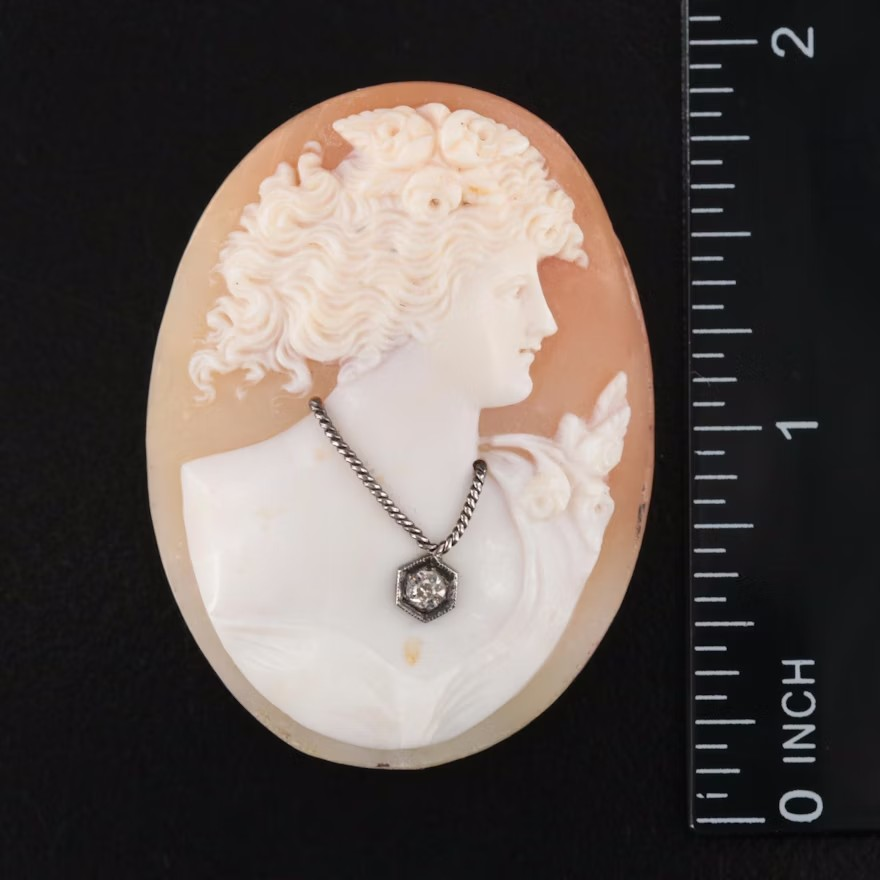 Antique Cameo Habillé 4K Loose Shell and Diamond Set